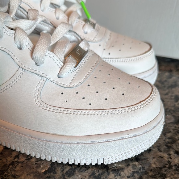 Nike Air Force 1 LV8 1 White with Green Accents EUC 8.5 or 7Y - Picture 3 of 15